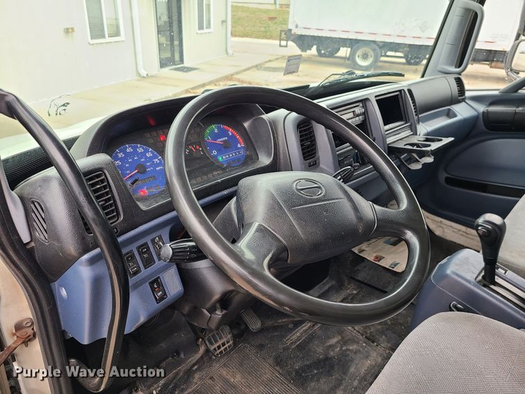 image for item JW9881 2007 Hino 268  box truck