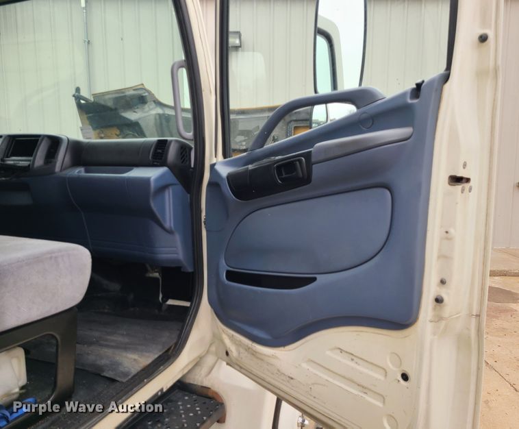 image for item JW9881 2007 Hino 268  box truck