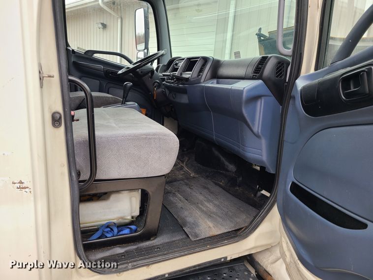 image for item JW9881 2007 Hino 268  box truck