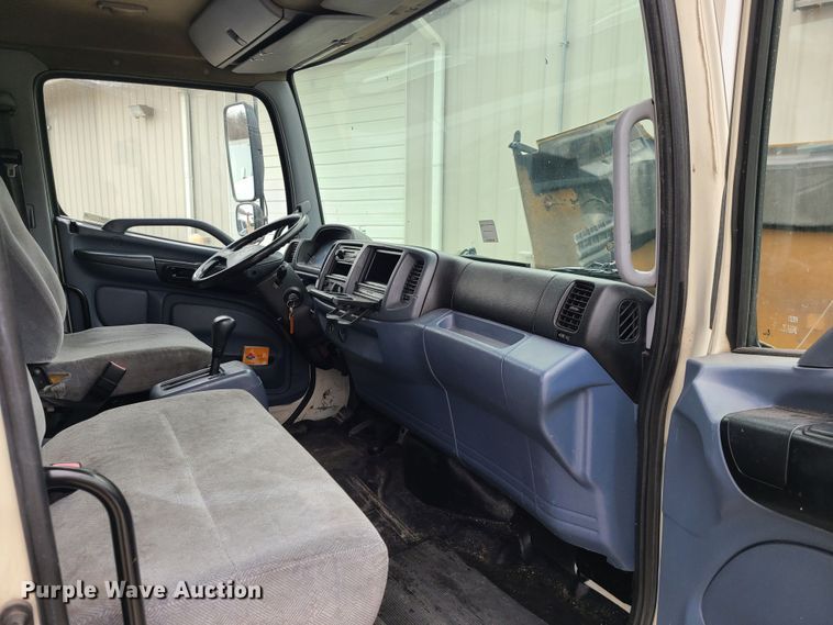 image for item JW9881 2007 Hino 268  box truck