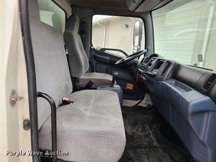 image for item JW9881 2007 Hino 268  box truck
