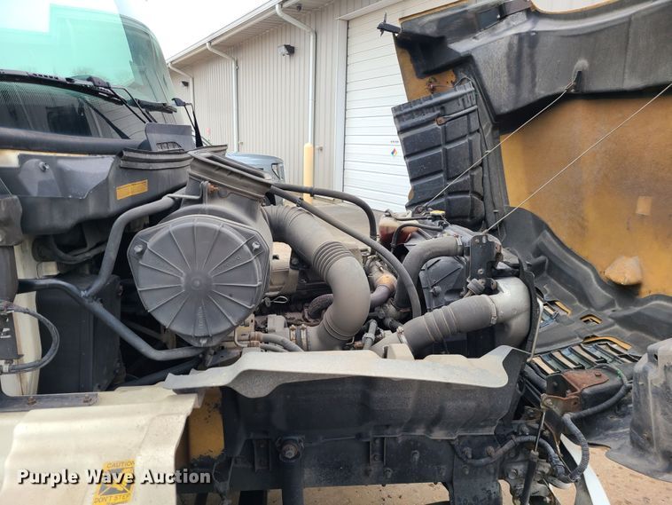 image for item JW9881 2007 Hino 268  box truck