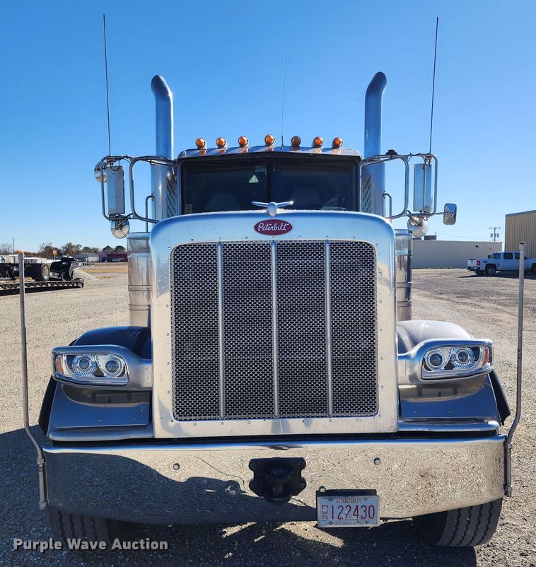image for item KC9414 2010 Peterbilt 389  semi truck