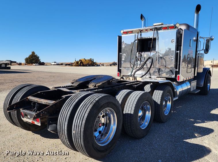 image for item KC9414 2010 Peterbilt 389  semi truck