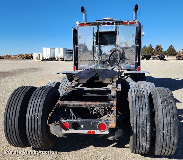 image for item KC9414 2010 Peterbilt 389  semi truck