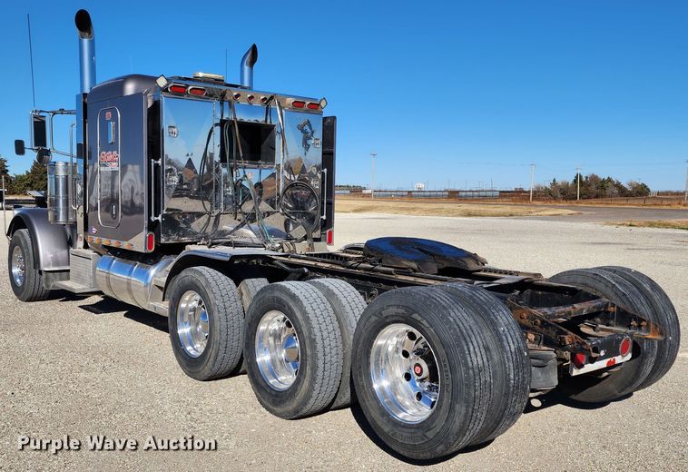 image for item KC9414 2010 Peterbilt 389  semi truck