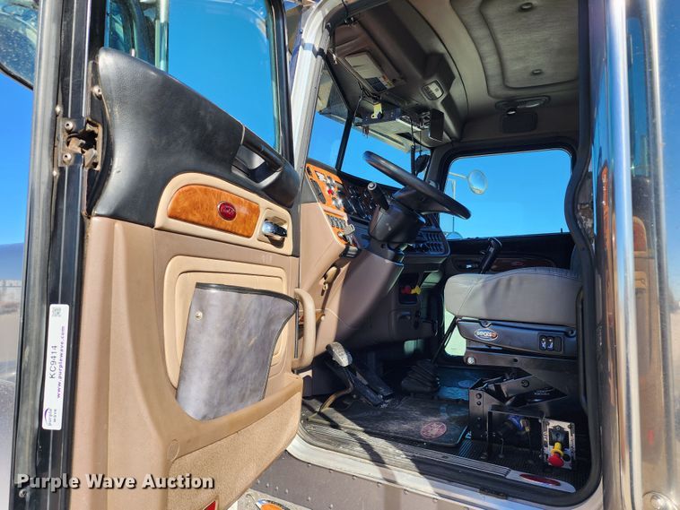 image for item KC9414 2010 Peterbilt 389  semi truck