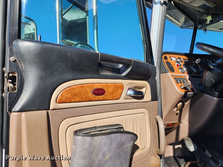 image for item KC9414 2010 Peterbilt 389  semi truck