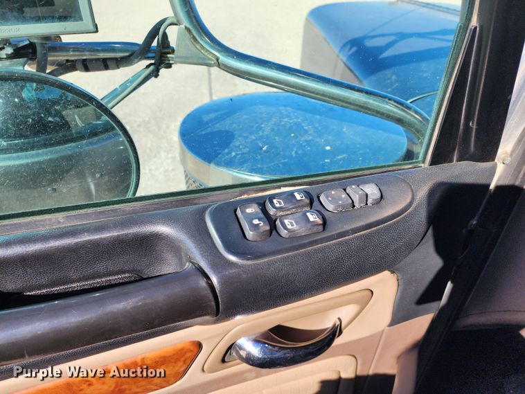 image for item KC9414 2010 Peterbilt 389  semi truck