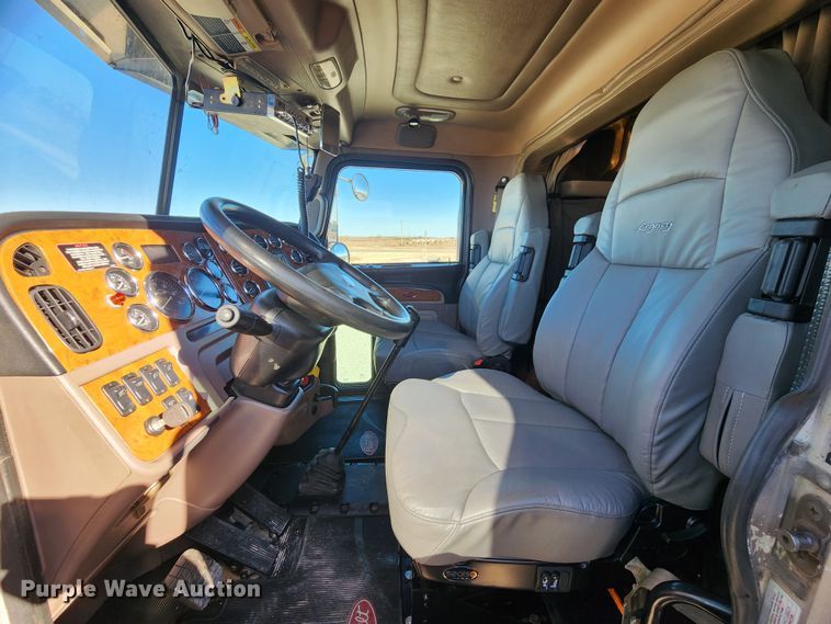 image for item KC9414 2010 Peterbilt 389  semi truck