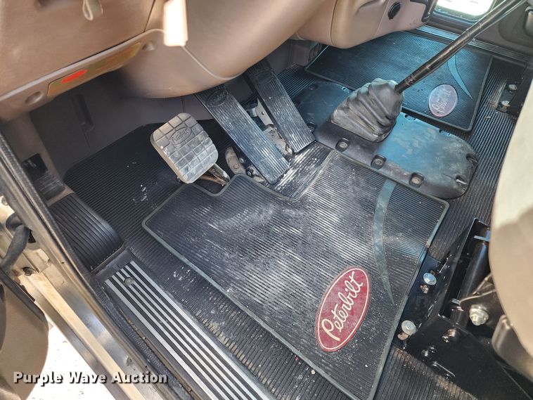 image for item KC9414 2010 Peterbilt 389  semi truck