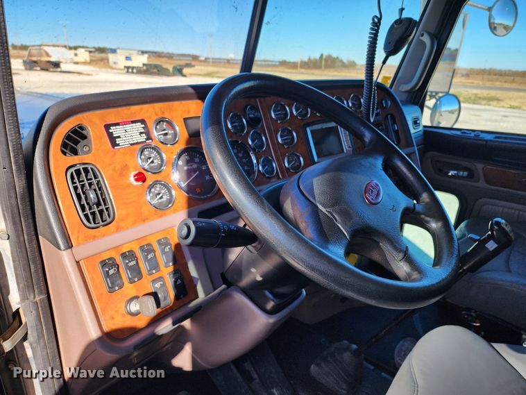 image for item KC9414 2010 Peterbilt 389  semi truck