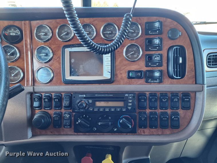 image for item KC9414 2010 Peterbilt 389  semi truck