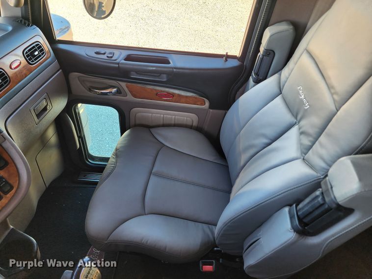 image for item KC9414 2010 Peterbilt 389  semi truck