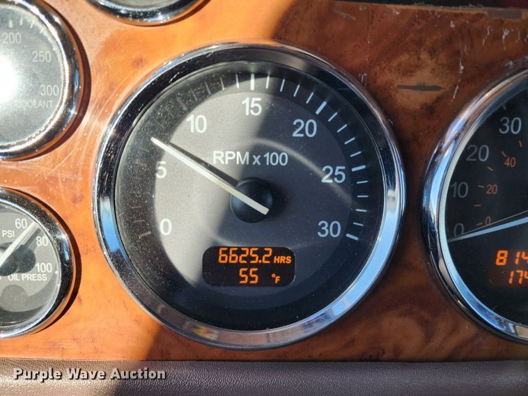 image for item KC9414 2010 Peterbilt 389  semi truck