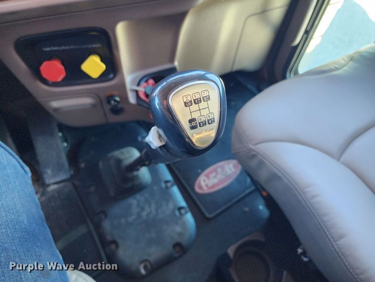 image for item KC9414 2010 Peterbilt 389  semi truck