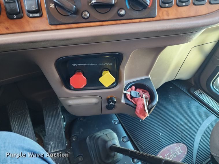 image for item KC9414 2010 Peterbilt 389  semi truck