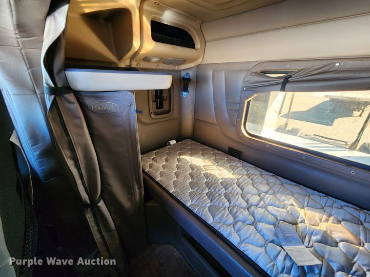 image for item KC9414 2010 Peterbilt 389  semi truck