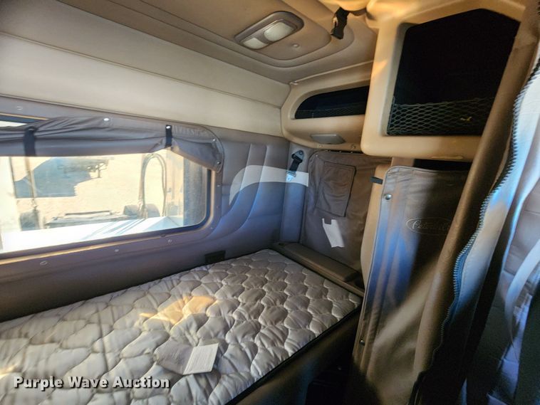 image for item KC9414 2010 Peterbilt 389  semi truck