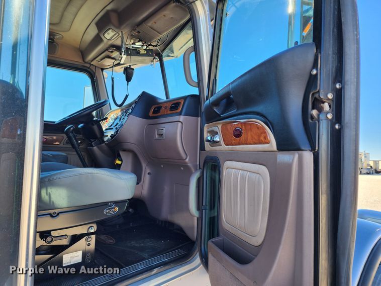 image for item KC9414 2010 Peterbilt 389  semi truck