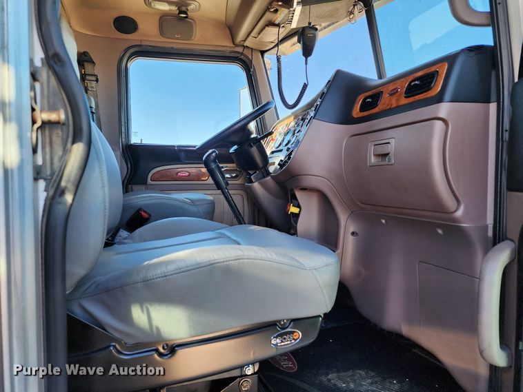 image for item KC9414 2010 Peterbilt 389  semi truck