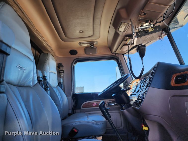 image for item KC9414 2010 Peterbilt 389  semi truck