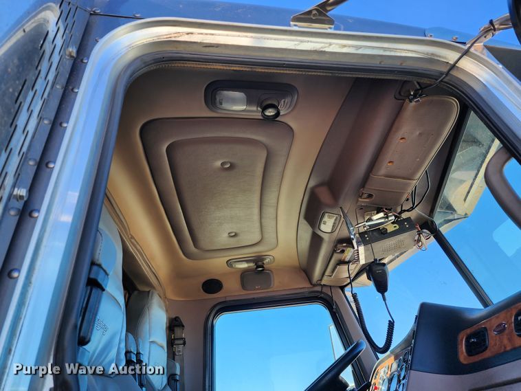 image for item KC9414 2010 Peterbilt 389  semi truck