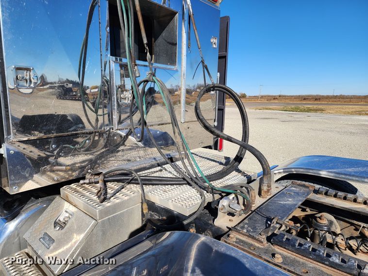 image for item KC9414 2010 Peterbilt 389  semi truck