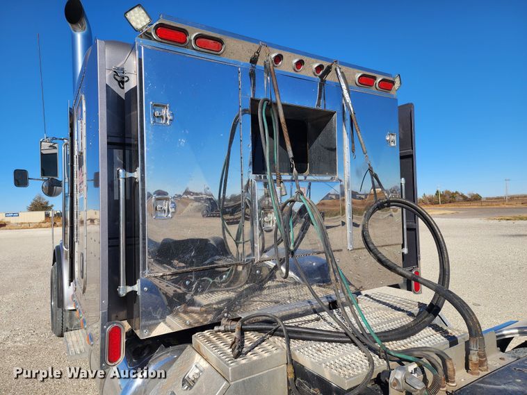 image for item KC9414 2010 Peterbilt 389  semi truck