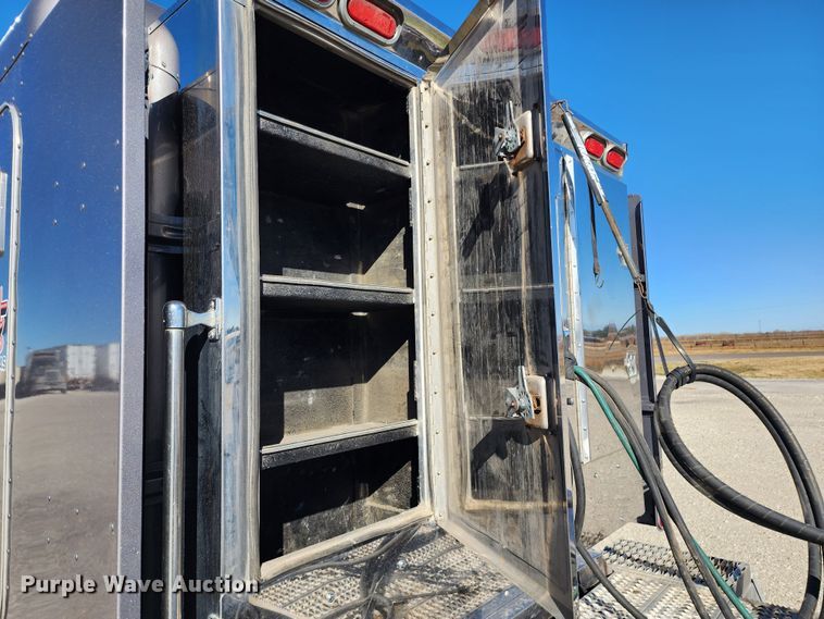 image for item KC9414 2010 Peterbilt 389  semi truck