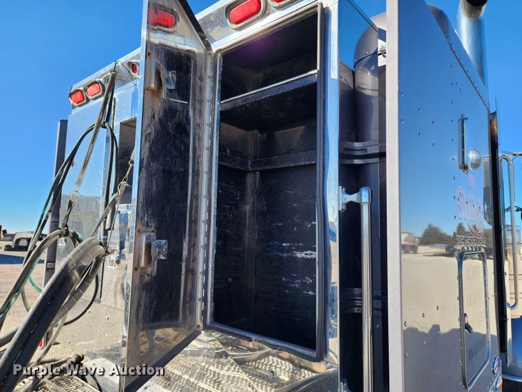 image for item KC9414 2010 Peterbilt 389  semi truck