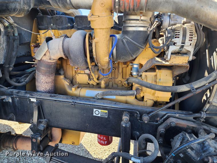 image for item KC9414 2010 Peterbilt 389  semi truck