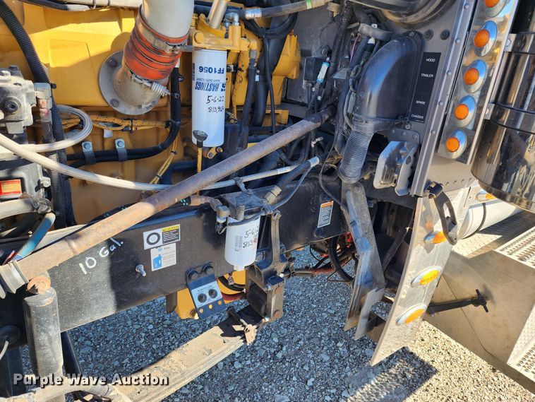 image for item KC9414 2010 Peterbilt 389  semi truck