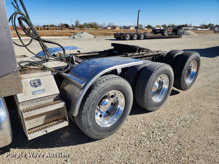 image for item KC9414 2010 Peterbilt 389  semi truck