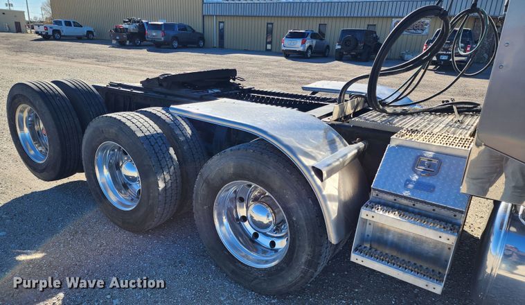 image for item KC9414 2010 Peterbilt 389  semi truck