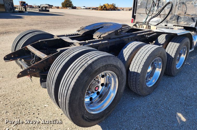 image for item KC9414 2010 Peterbilt 389  semi truck