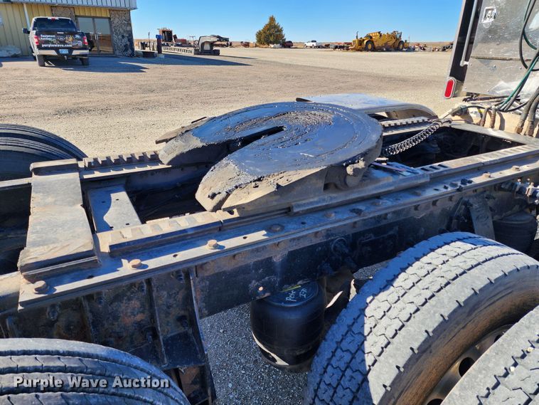 image for item KC9414 2010 Peterbilt 389  semi truck