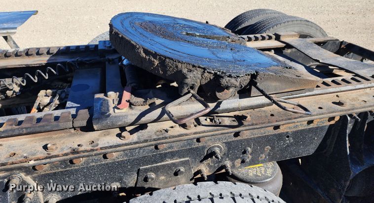 image for item KC9414 2010 Peterbilt 389  semi truck