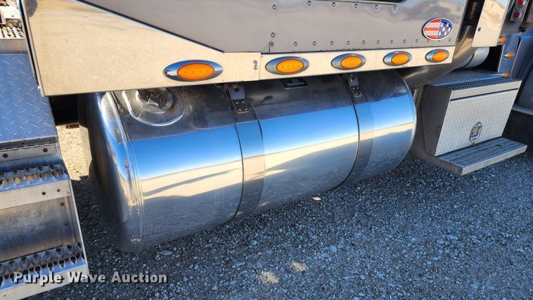 image for item KC9414 2010 Peterbilt 389  semi truck