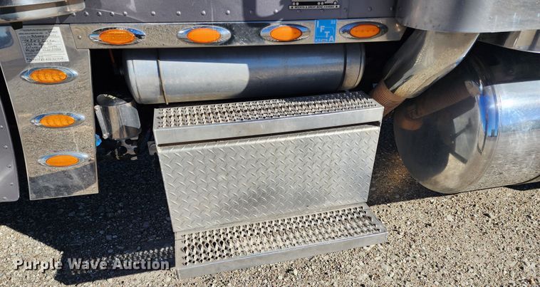 image for item KC9414 2010 Peterbilt 389  semi truck