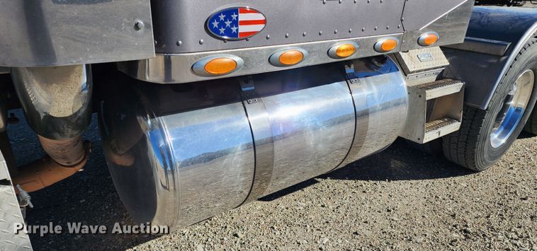 image for item KC9414 2010 Peterbilt 389  semi truck