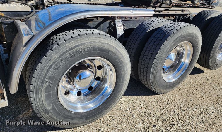 image for item KC9414 2010 Peterbilt 389  semi truck