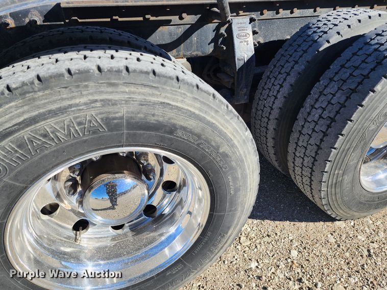 image for item KC9414 2010 Peterbilt 389  semi truck