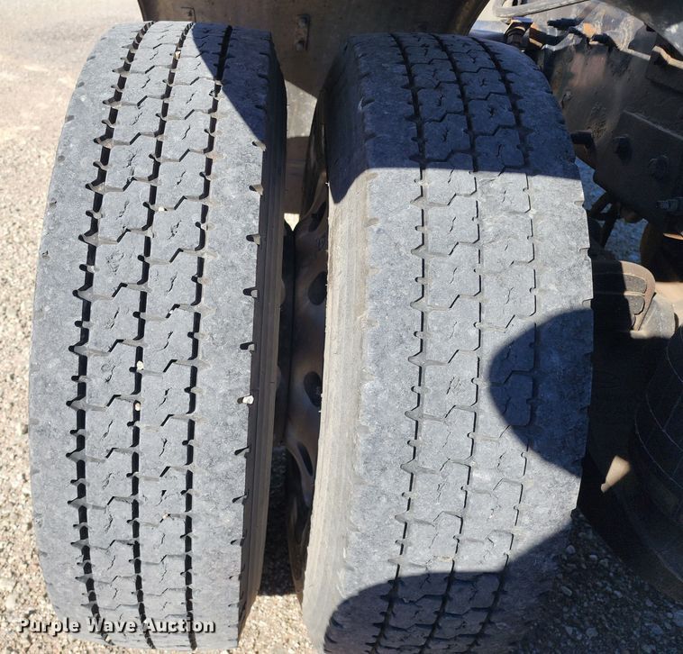 image for item KC9414 2010 Peterbilt 389  semi truck