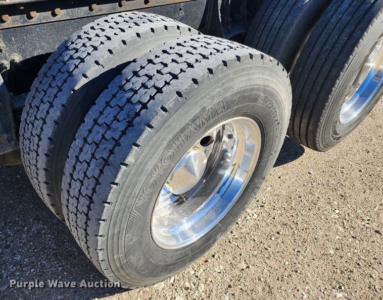 image for item KC9414 2010 Peterbilt 389  semi truck