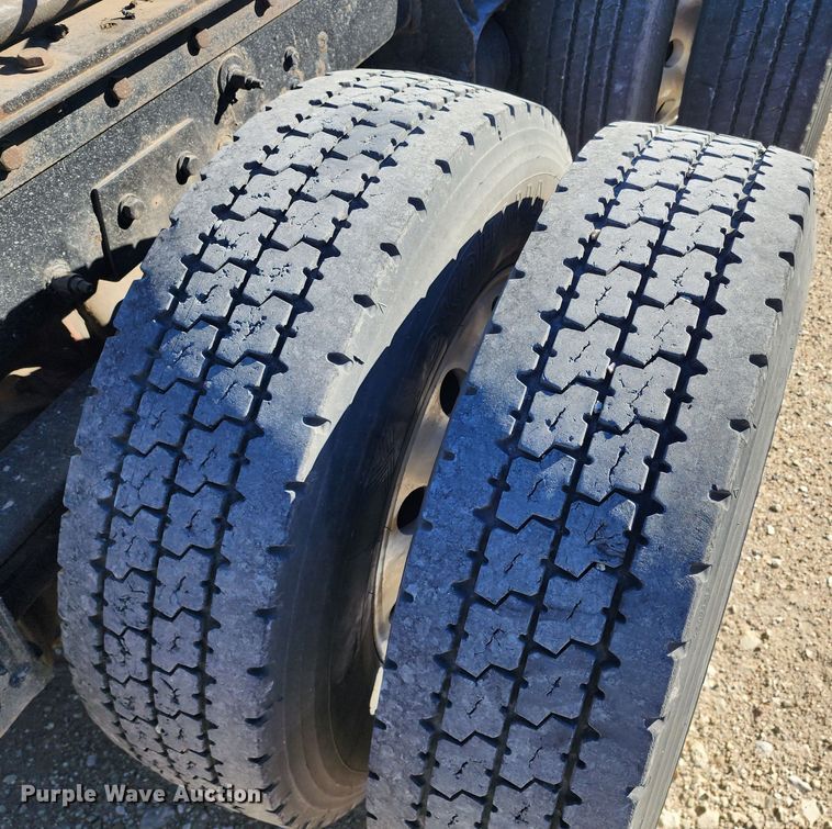 image for item KC9414 2010 Peterbilt 389  semi truck