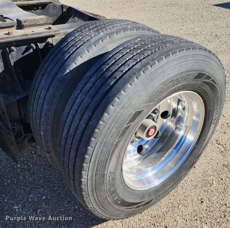 image for item KC9414 2010 Peterbilt 389  semi truck