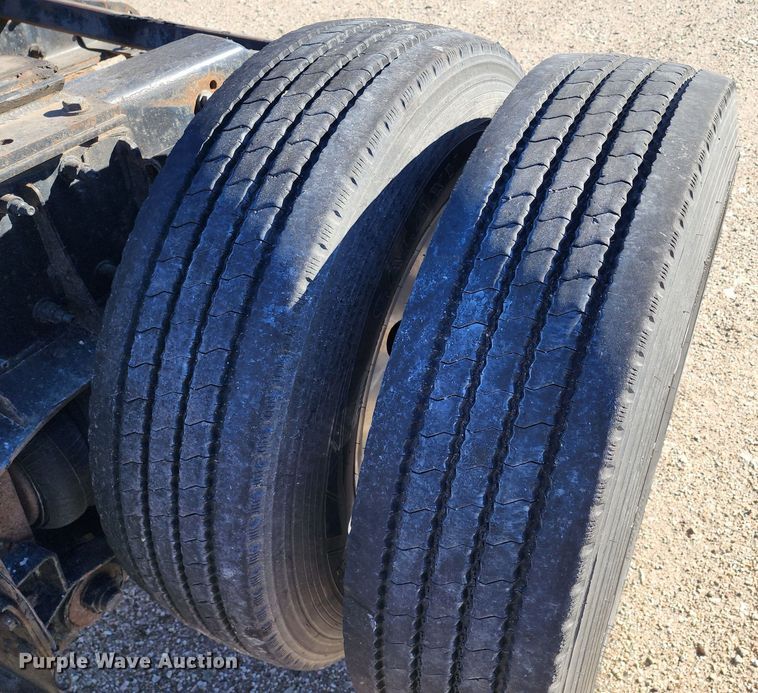 image for item KC9414 2010 Peterbilt 389  semi truck