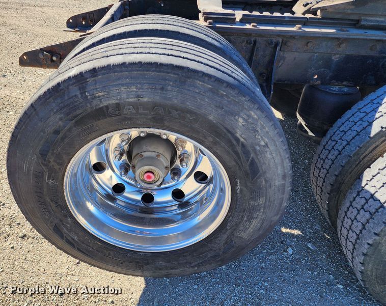 image for item KC9414 2010 Peterbilt 389  semi truck