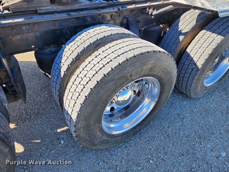 image for item KC9414 2010 Peterbilt 389  semi truck